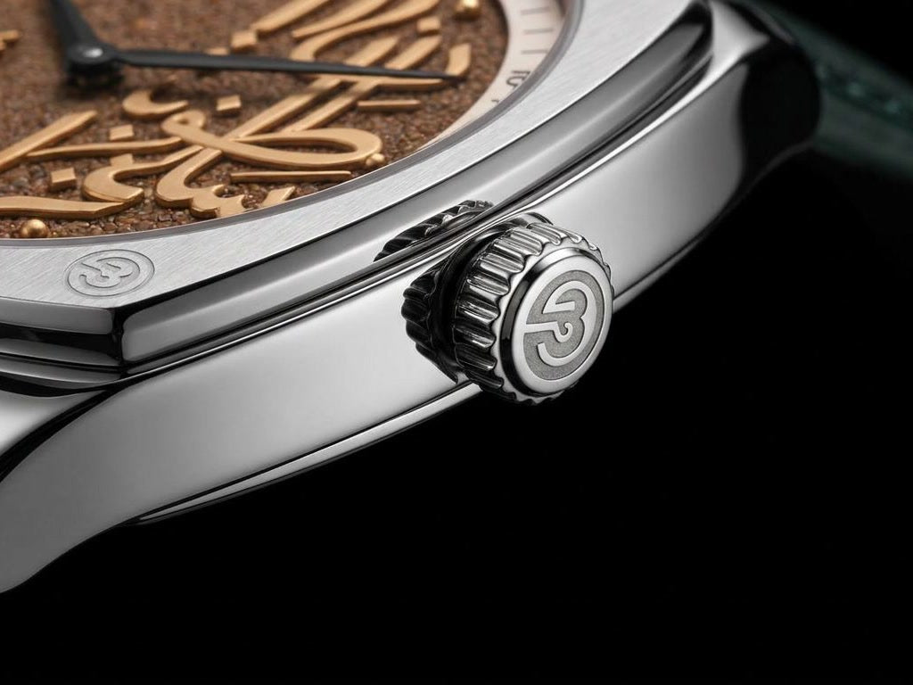 The engraved B360 crown and the polished steel case